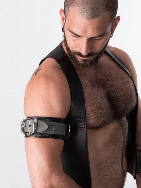 RoB Accessoires Brassard Cuir Boucle Bondage 5 RoB Accessoires Brassard Cuir Boucle Bondage – Image 3