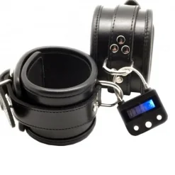 The Red Cadenas à Décompte 6 The Red Cadenas à Décompte -Vestiaire Fetish Soldes cadenas a decompte 1