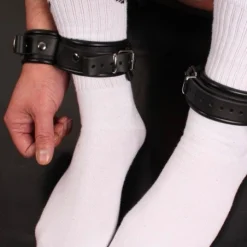 The Red Double Menottes Poignets Et Chevilles -Vestiaire Fetish Soldes double menottes en cuir 3