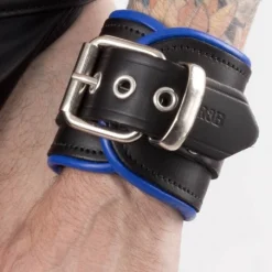 RoB Accessoires Menottes Cuir Bords Bleus -Vestiaire Fetish Soldes menottes bords bleus cuir 1