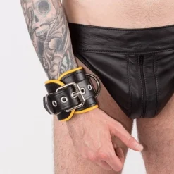 RoB Accessoires Menottes Cuir Bords Jaunes 9 RoB Accessoires Menottes Cuir Bords Jaunes -Vestiaire Fetish Soldes menottes de poignets cuir 3