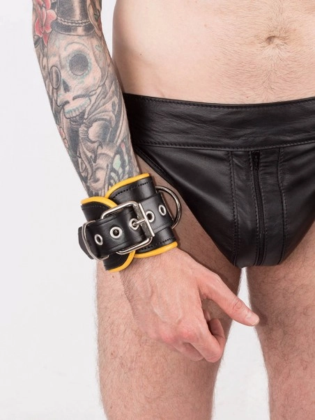 RoB Accessoires Menottes Cuir Bords Jaunes 6 RoB Accessoires Menottes Cuir Bords Jaunes – Image 4