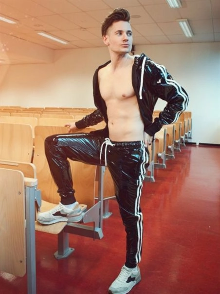 Mr. Riegillio Pantalon Sportswear PVC à Bandes Blanches - Mr Riegillio 5 Mr. Riegillio Pantalon Sportswear PVC à Bandes Blanches - Mr Riegillio – Image 3