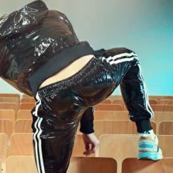 Mr. Riegillio Pantalon Sportswear PVC à Bandes Blanches - Mr Riegillio 9 Mr. Riegillio Pantalon Sportswear PVC à Bandes Blanches - Mr Riegillio -Vestiaire Fetish Soldes pantalon sportswear pvc a bandes blanches mr riegillio 3